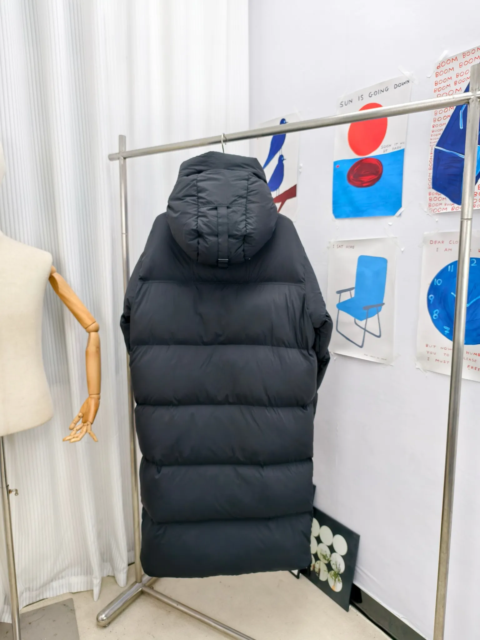 P1040————2800M (same style for men and women) Canada goose Lawrence long down jacket The Lawrence long down jacket provides basic protection for daily adventures and is made of sustainable Enduraluxe fabric with a practical soft touch. It has a quilted body and adjustable hood. Filled with extremely fluffy duck down. The adjustable down-filled connected hood and chin-protecting suede knitted stand-up collar are soft and extra-comfortable. Tapered rib-knit cuffs improve comfort and seal in heat. There are two zippered side vents at the bottom of the jacket for increased range of motion and ventilation. It has a longer hem at the back for added protection and reflective double stripes on the back. Color: black with red label, black with black label, navy blue with red label Size: XS-2XL